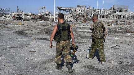 Des miliciens pro-russes, le 11 septembre 2014 &agrave; l'a&eacute;roport de Louhansk (Ukraine). (PHILIPPE DESMAZES / AFP)