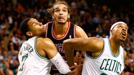 Joakim Noah s'impose lors du match Boston-Chicago (JARED WICKERHAM / GETTY IMAGES NORTH AMERICA)