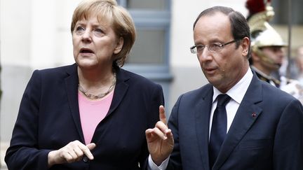 Angela Merkel et Fran&ccedil;ois Hollande &agrave; Reims (Marne), le 8 juillet 2012, lors de la comm&eacute;moration des 50 ans de la reprise des relations franco-allemandes. (JACKY NAEGELEN / AFP)