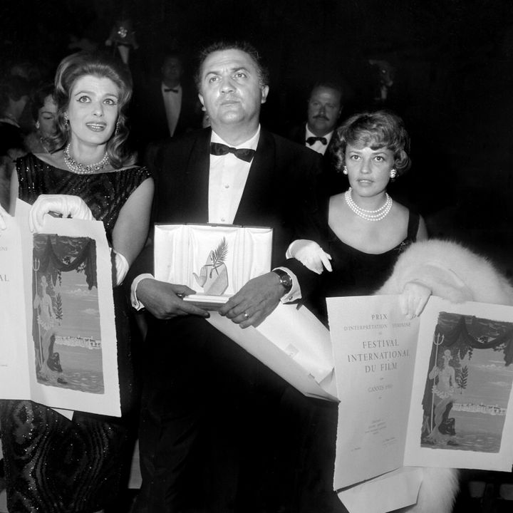 Federico Fellini, le réalisateur de "La Dolce vita", et sa palme d'or à&nbsp;Cannes de 1960. (UPI)