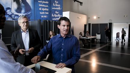 Manuel Valls vote dans le cadre du second tour des élections législatives, le 18 juin 2017, à Evry (Essonne).&nbsp; (MAXPPP)