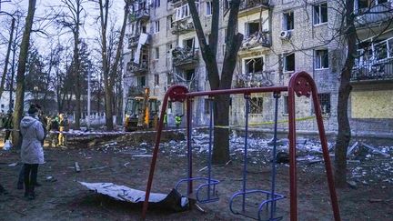 Une balançoire à Kharkiv, en Ukraine, le 27 mars 2024. (FREDERIC PETRY / HANS LUCAS / AFP)