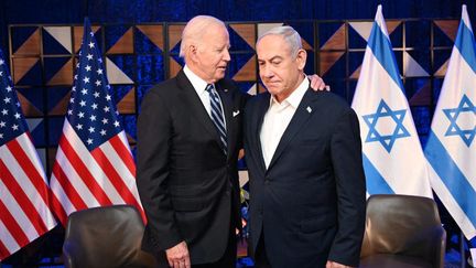 Le président des Etats-Unis, Joe Biden (à gauche), et le Premier ministre israélien, Benyamin Nétanyahou (à droite), à Tel-Aviv (Israël), le 18 octobre 2023. (BUREAU DE PRESSE DU GOUVERNEMENT ISRAELIEN / ANADOLU / AFP)