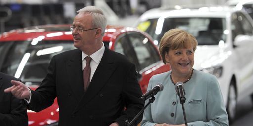 Le PDG de Volkswagen Martin Winterkorn et la chancelière Angela Merkel lors d'une visite à l'usine Volkswagen de Chengdu (centre-ouest de la Chine) le 6 juillet 2014 (Reuters - China Daily)