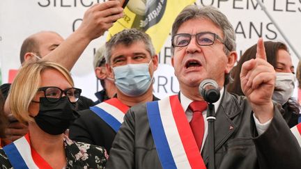 Jean-Luc Mélenchon, chef de file de La France insoumise et&nbsp;candidat à la présidentielle de 2022, prononce un discours lors d'une manifestation des salariés grévistes de Ferropem, le 5 juin 2021 à Livet-et-Gavet, près de Grenoble (Isère).&nbsp; (PHILIPPE DESMAZES / AFP)