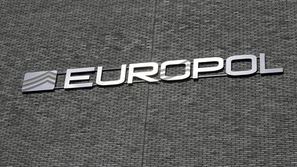 Le logo de l'agence Europol à son siège de La Haye (Pays-Bas), le 6 juin 2018. (NICOLAS MAETERLINCK / BELGA MAG / AFP)