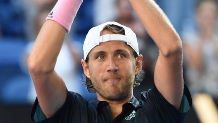 Lucas Pouille célèbre sa victoire face au Canadien&nbsp;Milos Raonic, à Melbourne (Australie), le 23 janvier 2019. (GREG WOOD / AFP)