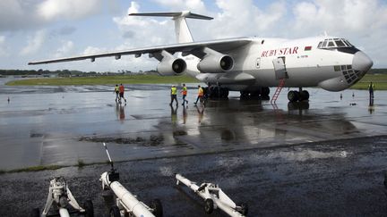 Un avion avec du matériel d'EDF le 10 septembre 2017 sur l'aéroport de Point-à-Pitre (Guadeloupe) à destination des îles de Saint-Martin et&nbsp;Saint-Barthélemy, frappées par l'ouragan Irma. (HELENE VALENZUELA / AFP)