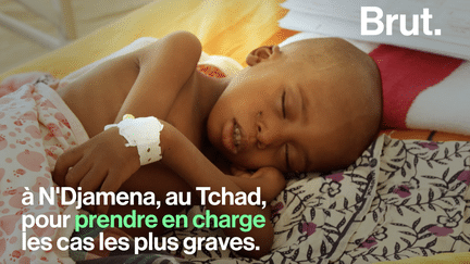 Dans la capitale tchadienne N’Djamena, des dizaines de milliers d’habitants souffrent de la faim, plus particulièrement les enfants, touchés par la malnutrition aiguë sévère. Les ONG la combattent, notamment en construisant des hôpitaux d’urgence. Reportage.