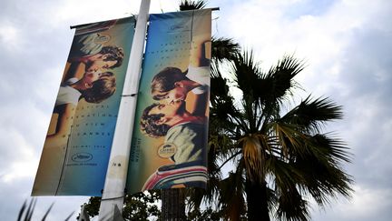 Photo de l'affiche officielle du 71e Festival de Cannes, prise le 6 mai 2018 sur la Croisette de Cannes (Alpes-Maritimes). (ANNE-CHRISTINE POUJOULAT / AFP)