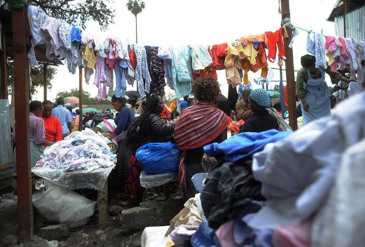 Vendeurs de fripes (appelés «mitumba») au marché de Gikomba, à Nairobi (Kenya), le 10 juillet 2014. C'est le plus grand marché de vêtements de seconde main en Afrique de l'Est.  (SIMON MAINA / AFP)