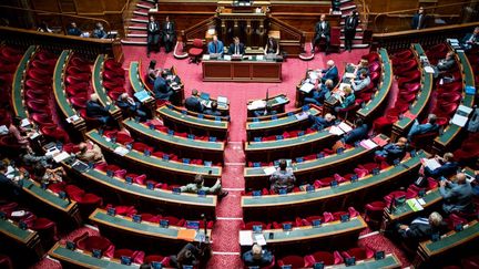 Les bancs du Sénat lors des débats sur le&nbsp;projet de budget rectificatif pour 2022, le 1er août 2022 à Paris. (XOSE BOUZAS / HANS LUCAS / AFP)