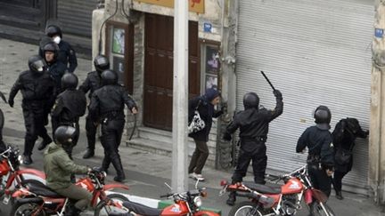 Répression d'une manifestation à Téhéran le 27 décembre 2009 (AFP PHOTO/STR)