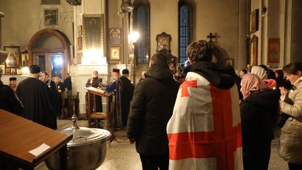 Un office religieux en l'église Saint-Georges-de-Kachvéti, le 9 décembre 2024, à Tbilissi (Géorgie). (FABIEN MAGNENOU / FRANCEINFO)