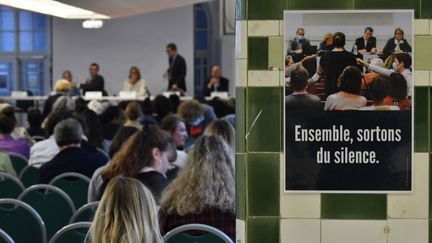 Une réunion publique de la Commission indépendante sur l'inceste et les violences faites aux enfants se tient au Palais de la Femme à Paris, le 21 septembre 2022. (JULIEN DE ROSA / AFP)