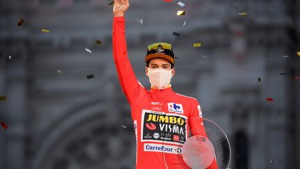 Primoz Roglic sur le podium de la Vuelta. (OSCAR DEL POZO / AFP)