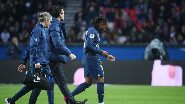 Renato Sanches sort sur blessure lors de PSG-Toulouse en Ligue 1 le 4 février 2023. (FRANCK FIFE / AFP)