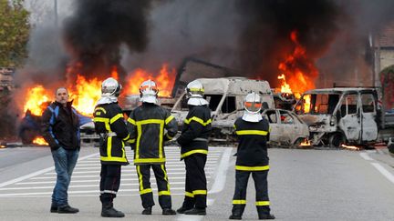 &nbsp; (Plusieurs dizaines de personnes ont mis le feu à des voitures mardi à Moirans (Isère) © MaxPPP)