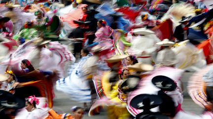 Des danseurs traditionnels mexicains au festival de Guadalajara, le 11 ao&ucirc;t 2012. (HECTOR GUERRERO / AFP)