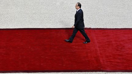 Fran&ccedil;ois Hollande arrive &agrave; proximit&eacute; du perron de l'Elys&eacute;e, le 15 mai 2012, &agrave; Paris. (CHRISTOPHE ENA / POOL)