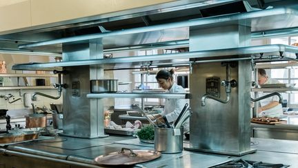 Près de cent mille repas sont préparés chaque année à l’Élysée, dans une cuisine de 500 mètres carrés au premier sous-sol. (KARINE PIERRE / HANS LUCAS)