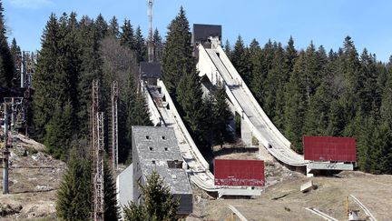 Trente ans après les Jeux olympiques d’hiver de 1984, en mars 2014, la piste de saut à ski construite sur le mont Ignam, près de Sarajevo (Bosnie-Herzégovine), n’est fréquentée par aucun skieur.  (FEHIM DEMIR / EPA)