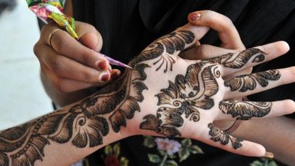 Tatouage traditionnel indien au henné. (NOAH SEELAM / AFP)