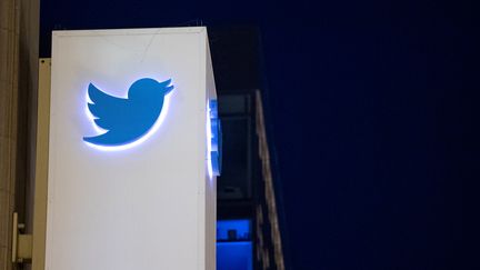 Le logo du réseau social Twitter, au siège de la société à San Francisco, en Californie (Etats-Unis), le 4 novembre 2016.&nbsp; (JOSH EDELSON / AFP)