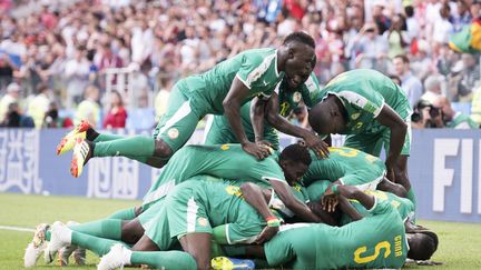 Les joueurs sénégalais célèbrent collectivement un de leurs deux buts marqués contre la Pologne. (Andrew Surma/NurPhoto)