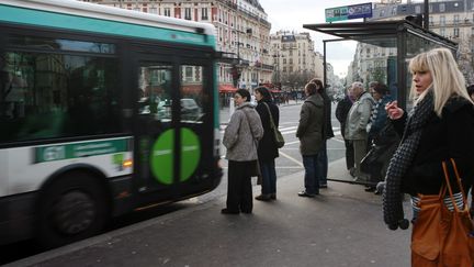 Un arrêt de bus à Paris, en 2010.&nbsp; (LOIC VENANCE / AFP)