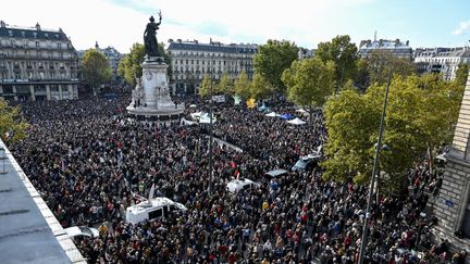 Des milliers de personnes rassemblées place de la République, à Paris,&nbsp;en hommage à Samuel Paty, le 18 octobre 2020. (BERTRAND GUAY / AFP)