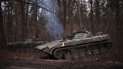 Un véhicule de combat ukrainien monte la garde aux alentours de Kiev, le 24 février 2022 (DANIEL LEAL / AFP)