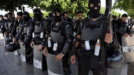 Les forces anti-&eacute;meutes tunisiennes sur l'avenue&nbsp;Habib Bourguiba avenue non loin de l'ambassade de France &agrave; Tunis, le 21 septembre&nbsp;2012 (FETHI BELAID / AFP)