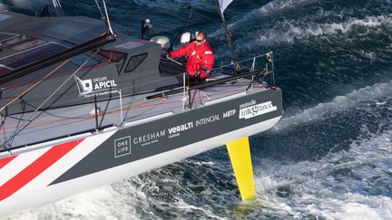 Damien Seguin, skipper du Vendée Globe 2020, sur son bateau au large des Sables d'Olonne le 8 novembre 2020. Photo d'illustration. (DAVID ADEMAS / MAXPPP)