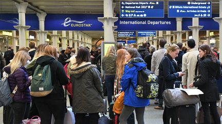 Des passagers d'un Eurostar attendent à la gare de St Pancras, à Londres, le 18 octobre 2016. (JUSTIN TALLIS / AFP)