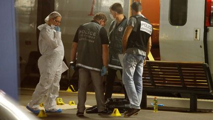 &nbsp; (La police judiciaire et la police scientifique et technique française ont investi la gare d'Arras  © REUTERS/Pascal Rossignol)