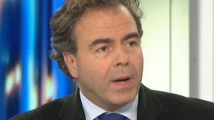 Le ministre de l'Education et porte-parole du gouvernement, Luc Chatel, le 8 novembre 2009 au 20h de France 2. (© France 2)