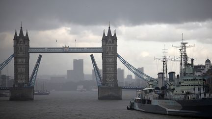 Le Tower Bridge bloqué à Londres (Royaume-Uni), le 9 août 2021.&nbsp; (TOLGA AKMEN / AFP)