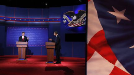 Les candidats &agrave; la pr&eacute;sidentielle am&eacute;ricaine Mitt Romney et Barack Obama d&eacute;battent pour la premi&egrave;re fois &agrave; la t&eacute;l&eacute;vision, le 3 octobre 2012. (JIM URQUHART / REUTERS)