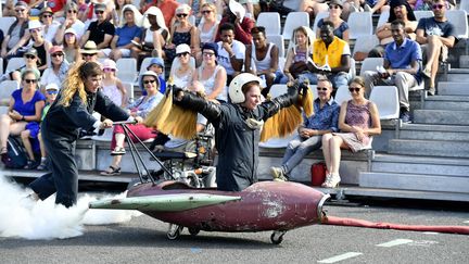 le spectacle "Miniatures" de Royal de Luxe dans le quartier de Bellevue à Saint-Herblain (MARC ROGER / MAXPPP)