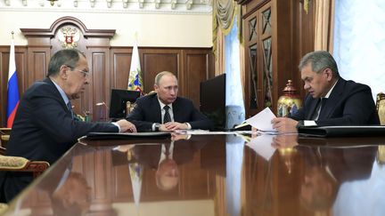 Le président russe Vladimir Poutine, le ministre des Affaires étrangères russe et le ministre de la défense russe à Moscou, le 29 décembre 2016. (MIKHAIL KLIMENTYEV/AP/SIPA / AP)