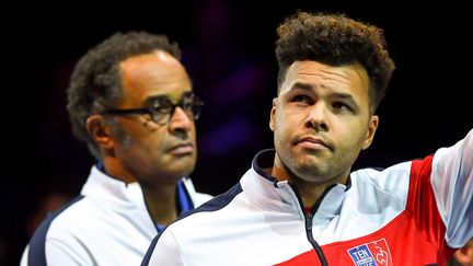 Yannick Noah et Jo-Wilfried Tsonga, avant le début de la finale de Coupe Davis, à Lille (Nord), le 24 novembre 2017. (PHILIPPE HUGUEN / AFP)