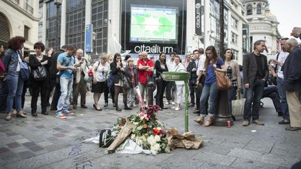 Passants et amis rendent hommage &agrave; Cl&eacute;ment M&eacute;ric, le 6 juin 2013, sur les lieux de l'agression, dans le 9e arrondissement de Paris. ( MAXPPP)