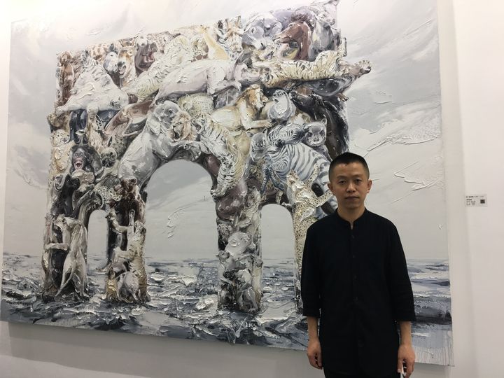 L'artiste chinois Shen Shubin, à la foire d'art contemportain 2018 de Pékin. (DOMINIQUE ANDRÉ / RADIO FRANCE)