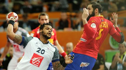 C&eacute;dric Sorhaindo tire face &agrave; l'Espagne, en demi-finale du Mondial de handball &agrave; Doha (Qatar), vendredi 30 janvier 2015. (KARIM JAAFAR / AL-WATAN DOHA / AFP)