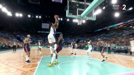 Le Français Guerschon Yabusele a placé un dunk sur l'Américain LeBron James, lors du deuxième quart-temps de la finale olympique entre la France et les Etats-Unis, samedi 10 août à l'Arena Bercy.