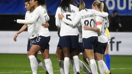 L'équipe de France féminine de football célèbre sa victoire contre le Brésil (1-0) lors du Tournoi de France de 2020. (FRANCOIS LO PRESTI / AFP)