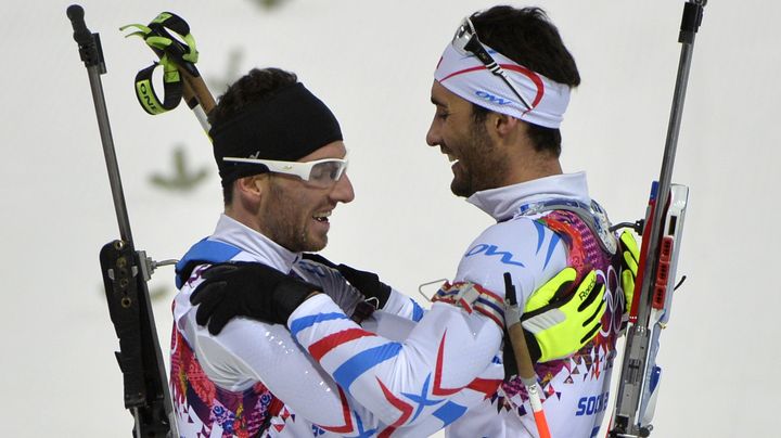 Jean-Guillaume Beatrix et Martin Fourcade se congratulent, apr&egrave;s leurs 3e et 1&egrave;re places respectives, apr&egrave;s l'&eacute;preuve de poursuite du biathlon des JO, le 10 f&eacute;vrier 2014, &agrave; Rosa Khutor (Russie). (ODD ANDERSEN / AFP)