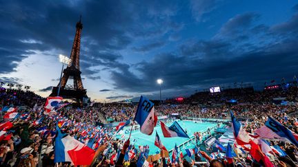 Une ferveur à couper le souffle, dont les Bleus du cécifoot se souviendront toute leur vie. Le temps de quelques matchs disputés sur le plus beau stade du monde, leur capitaine, Frédéric Villeroux, devient Zinédine Zidane aux yeux du public. Et l'équipe de France est la première à détrôner le Brésil au palmarès paralympique de la discipline. (PABLO DONDERO / SIPA)