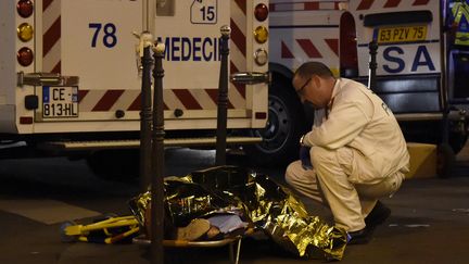 Un médecin du Samu prend en charge une personne blessée au Bataclan lors des attentats du 13-Novembre 2015 (DOMINIQUE FAGET / AFP)